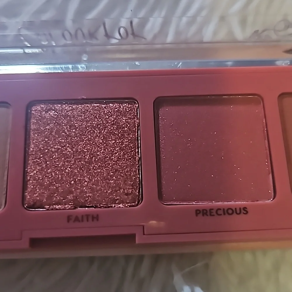 🆕️Colourpop CHERISH Eyeshadow Palette LOVE STRUCK Collection